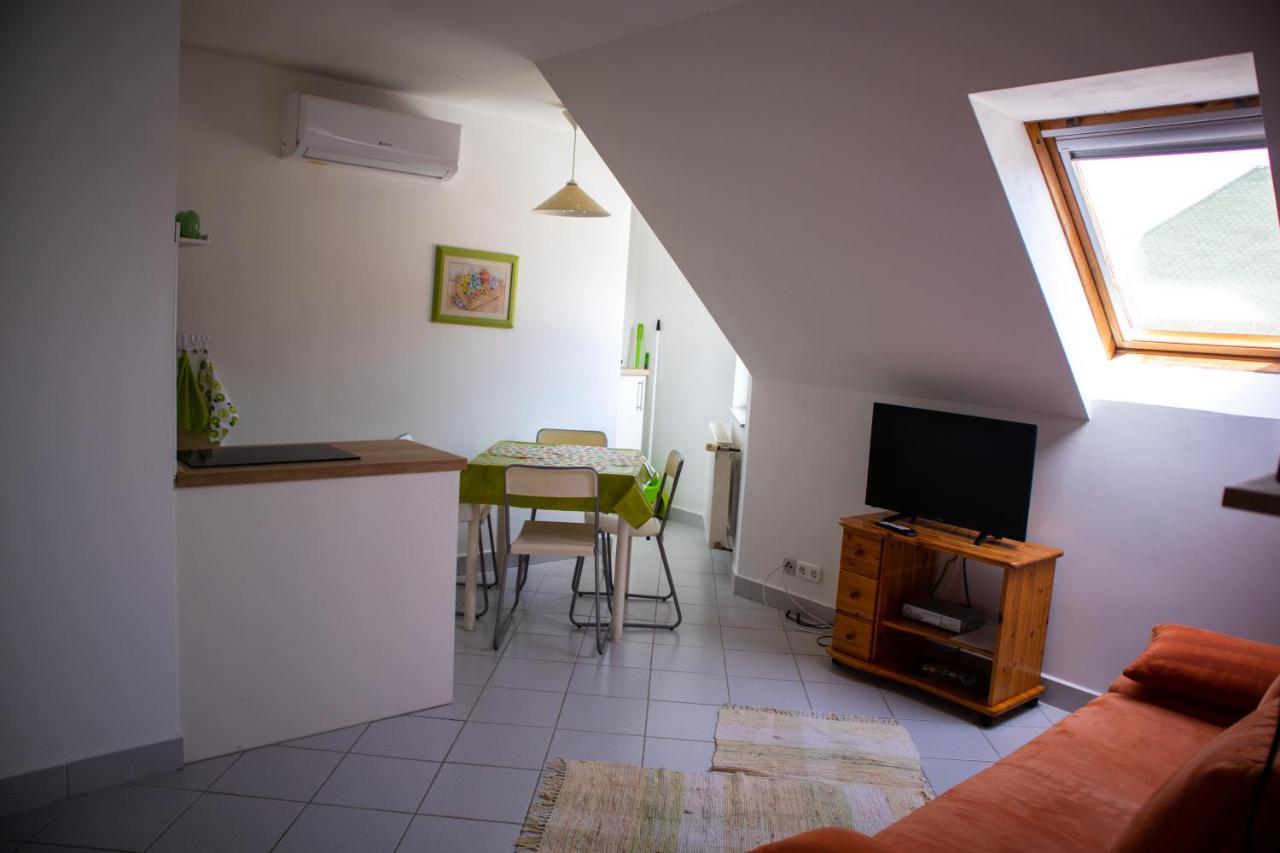 Nefelejcs Apartmanhaz เจเนชดิแอช ภายนอก รูปภาพ
